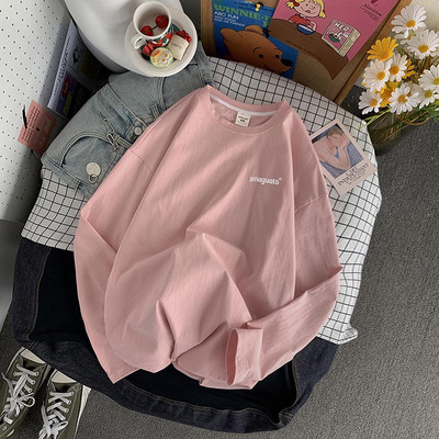 Vyriškos palaidinės švarus modelis su užrašu ir ilgomis rankovėmis