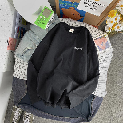 Vyriškos palaidinės švarus modelis su užrašu ir ilgomis rankovėmis