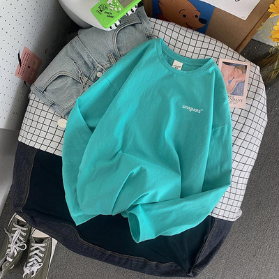 Vyriškos palaidinės švarus modelis su užrašu ir ilgomis rankovėmis