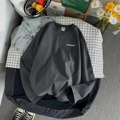 Vyriškos palaidinės švarus modelis su užrašu ir ilgomis rankovėmis