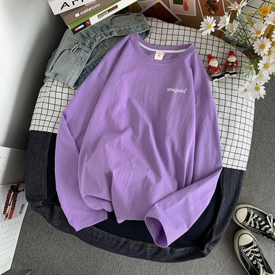 Vyriškos palaidinės švarus modelis su užrašu ir ilgomis rankovėmis