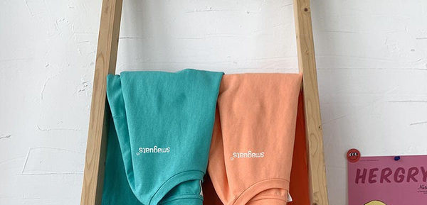 Vyriškos palaidinės švarus modelis su užrašu ir ilgomis rankovėmis