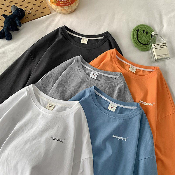 Vyriškos palaidinės švarus modelis su užrašu ir ilgomis rankovėmis