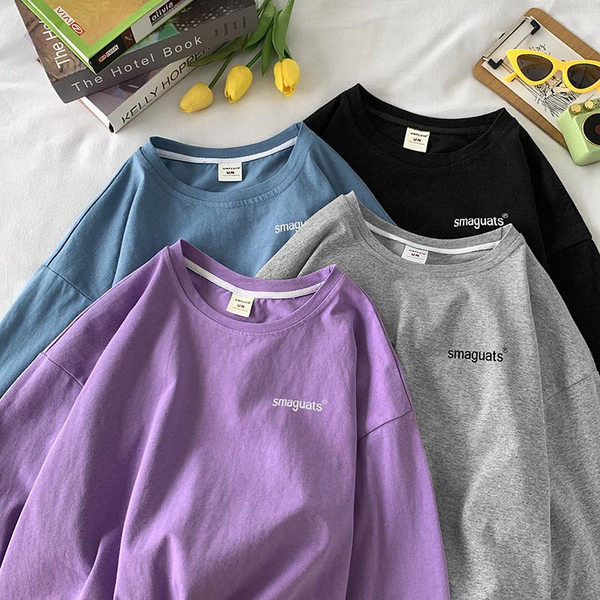 Vyriškos palaidinės švarus modelis su užrašu ir ilgomis rankovėmis