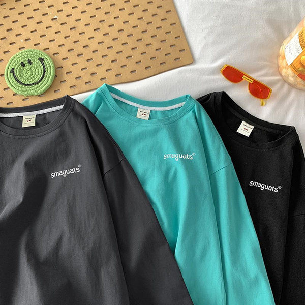 Vyriškos palaidinės švarus modelis su užrašu ir ilgomis rankovėmis