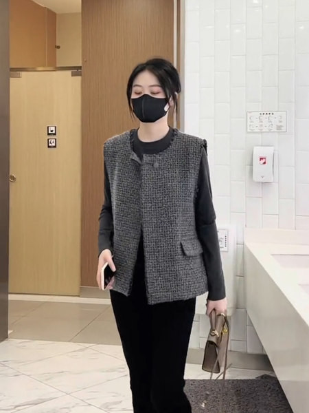 Moderan ženski prsluk u sivoj i crnoj boji