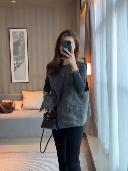 Moderan ženski prsluk u sivoj i crnoj boji