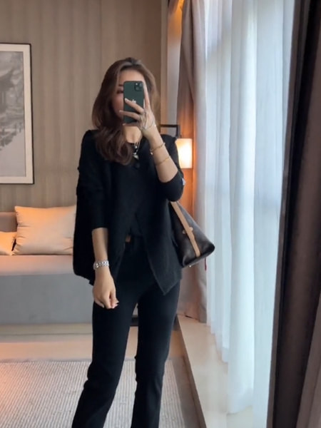 Moderan ženski prsluk u sivoj i crnoj boji