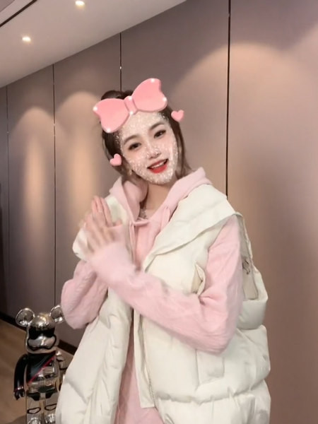 Széles modellű női mellény, zsebbel és cipzárral