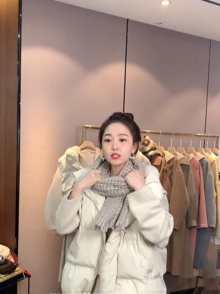 Széles modellű női mellény, zsebbel és cipzárral