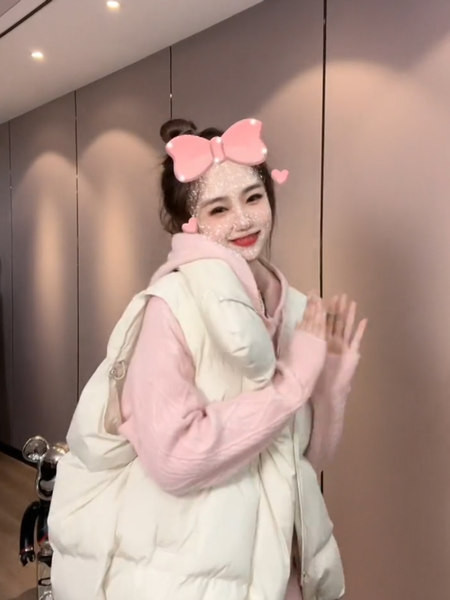 Széles modellű női mellény, zsebbel és cipzárral