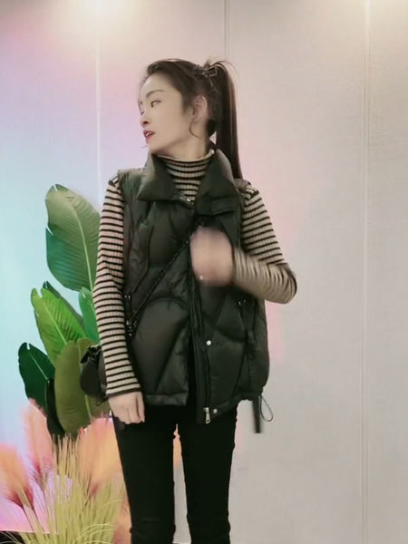 Ženski prsluk s gumbima i džepom