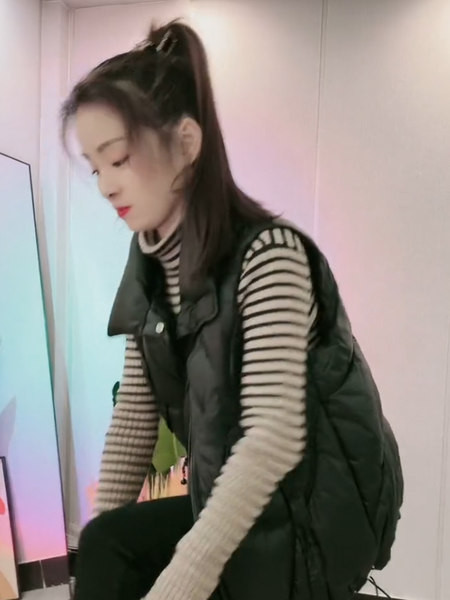 Ženski prsluk s gumbima i džepom