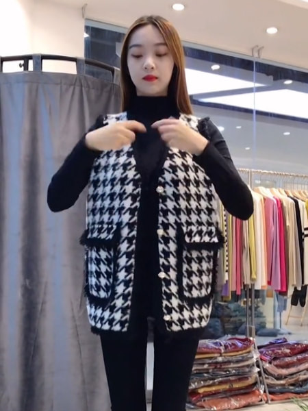 Ženski karirani prsluk s džepom