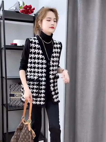 Ženski karirani prsluk s džepom