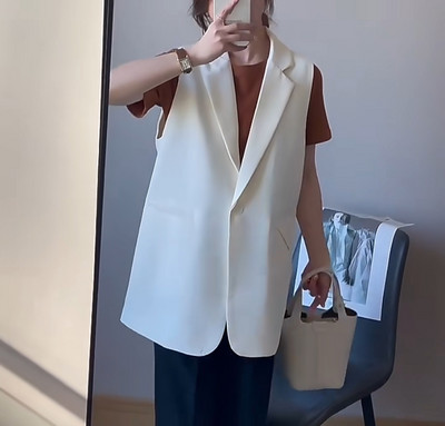 Elegáns női mellény gombokkal