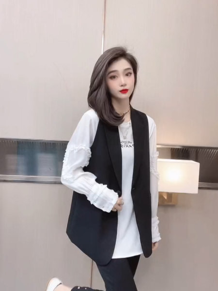 Elegáns női mellény gombokkal