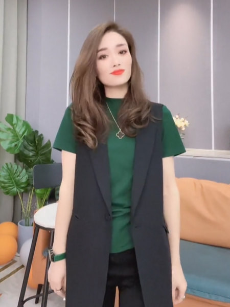 Elegáns női mellény gombokkal