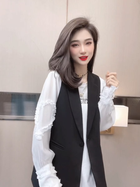 Elegáns női mellény gombokkal