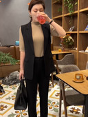 Moderan ženski prsluk s klasičnim ovratnikom i kopčanjem na gumb