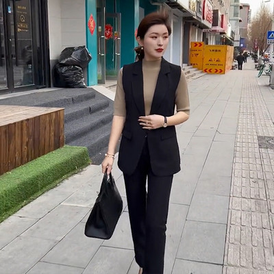 Moderan ženski prsluk s klasičnim ovratnikom i kopčanjem na gumb