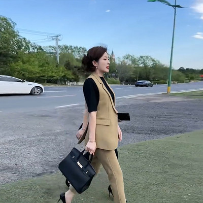 Moderan ženski prsluk s klasičnim ovratnikom i kopčanjem na gumb