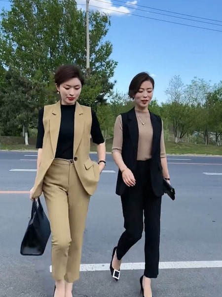 Moderan ženski prsluk s klasičnim ovratnikom i kopčanjem na gumb