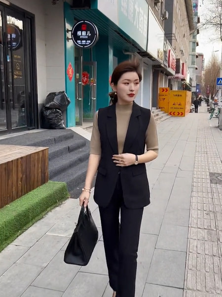 Moderan ženski prsluk s klasičnim ovratnikom i kopčanjem na gumb