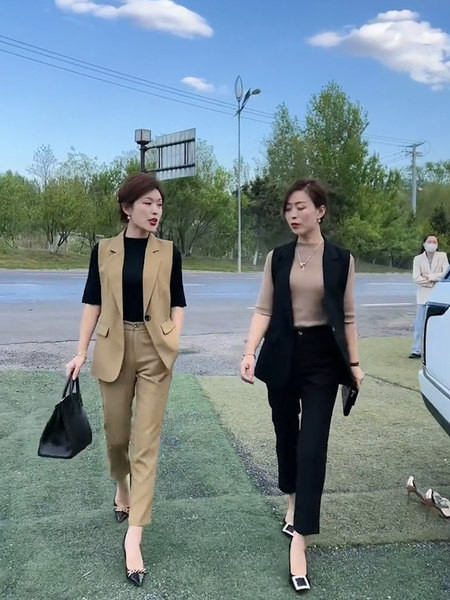 Moderan ženski prsluk s klasičnim ovratnikom i kopčanjem na gumb