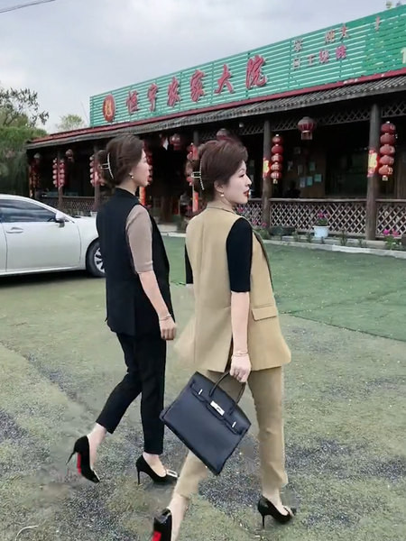 Moderan ženski prsluk s klasičnim ovratnikom i kopčanjem na gumb