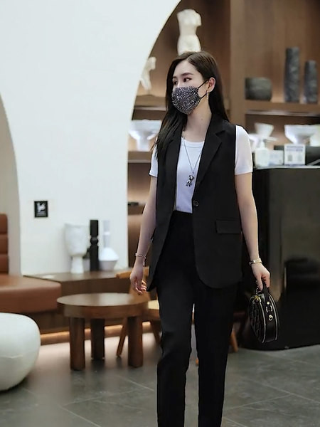 Elegáns női mellény gombbal