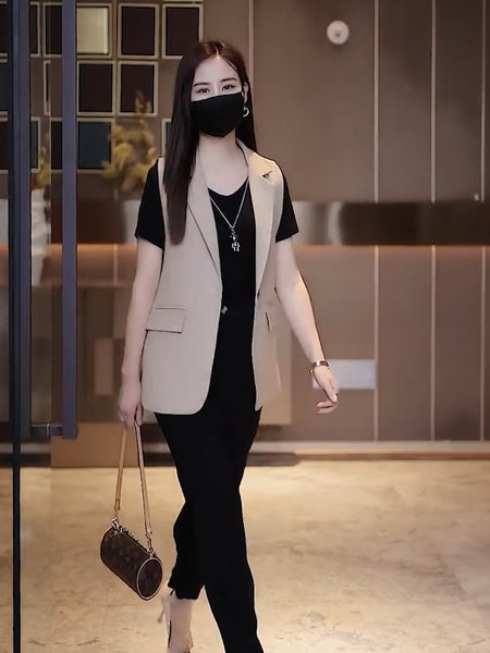 Elegáns női mellény gombbal