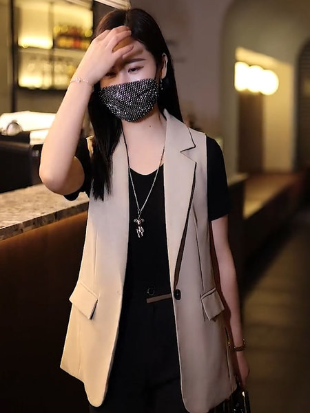 Elegáns női mellény gombbal