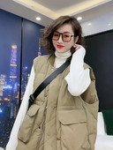 Plataus modelio moteriška liemenė su sagute ir kišene su užtrauktuku