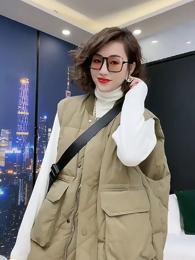 Plataus modelio moteriška liemenė su sagute ir kišene su užtrauktuku