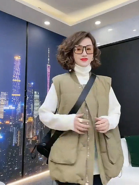 Plataus modelio moteriška liemenė su sagute ir kišene su užtrauktuku