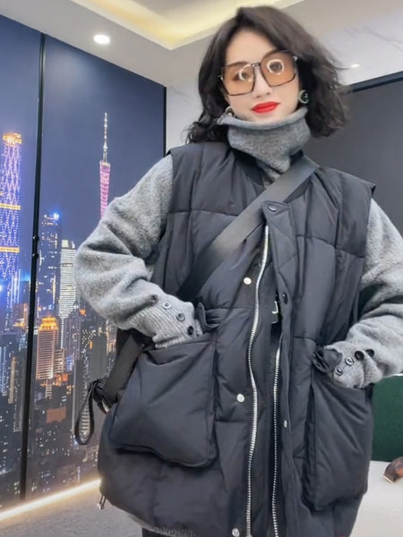 Plataus modelio moteriška liemenė su sagute ir kišene su užtrauktuku