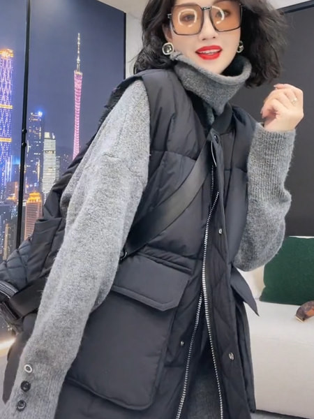 Plataus modelio moteriška liemenė su sagute ir kišene su užtrauktuku