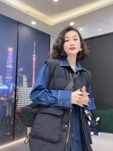 Plataus modelio moteriška liemenė su sagute ir kišene su užtrauktuku