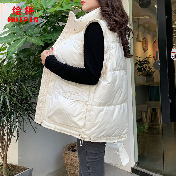 Közepes hosszúságú széles mintás női mellény