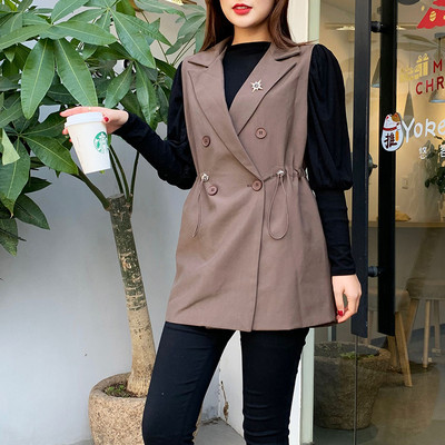 Ženski prsluk s vezicama i metalnim elementom