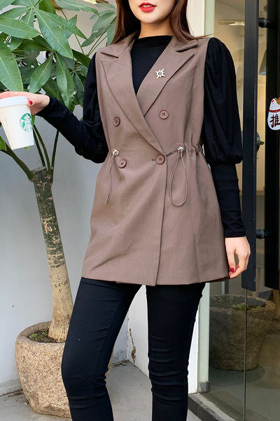 Ženski prsluk s vezicama i metalnim elementom