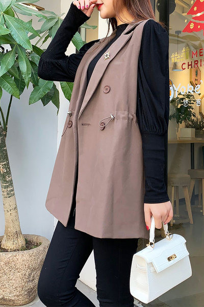 Ženski prsluk s vezicama i metalnim elementom