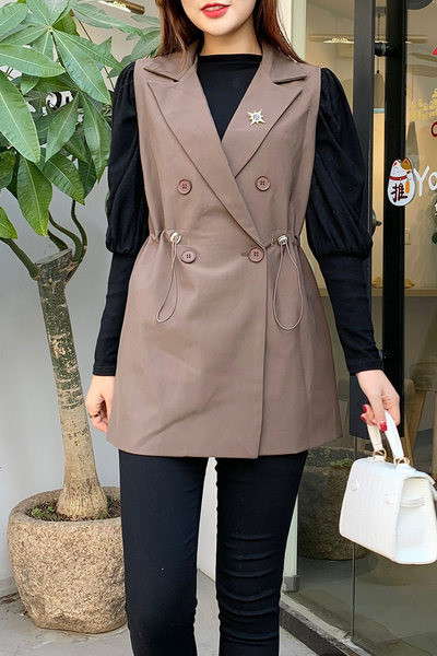 Ženski prsluk s vezicama i metalnim elementom