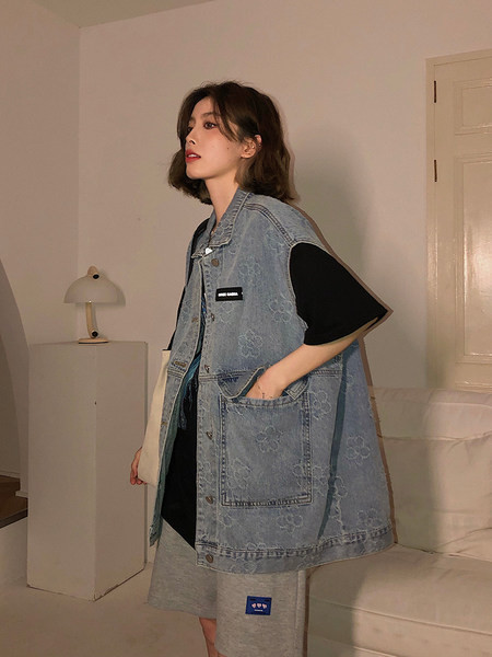 Γυναικείο τζιν γιλέκο με γράμματα και τσέπη