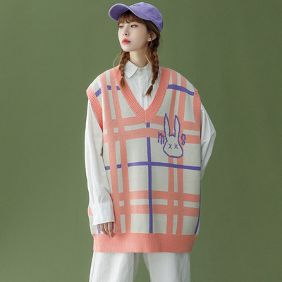 Novi model ženskog pletenog prsluka sa špicastim dekolteom