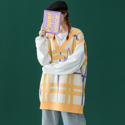 Novi model ženskog pletenog prsluka sa špicastim dekolteom