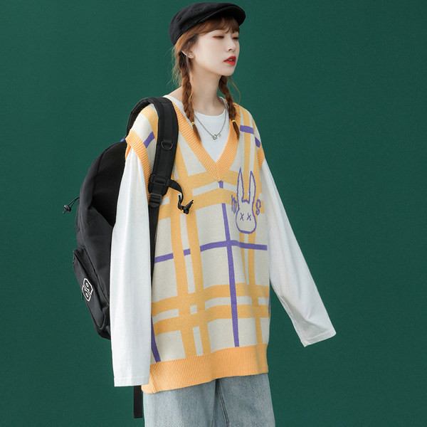 Novi model ženskog pletenog prsluka sa špicastim dekolteom