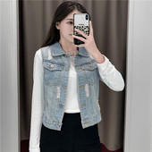 Moteriška džinsinė liemenė su plėšytais motyvais