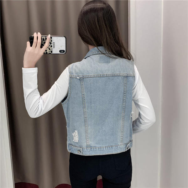 Moteriška džinsinė liemenė su plėšytais motyvais